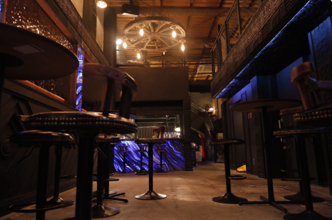 秋田町近くの隠れ家バーの店内の雰囲気